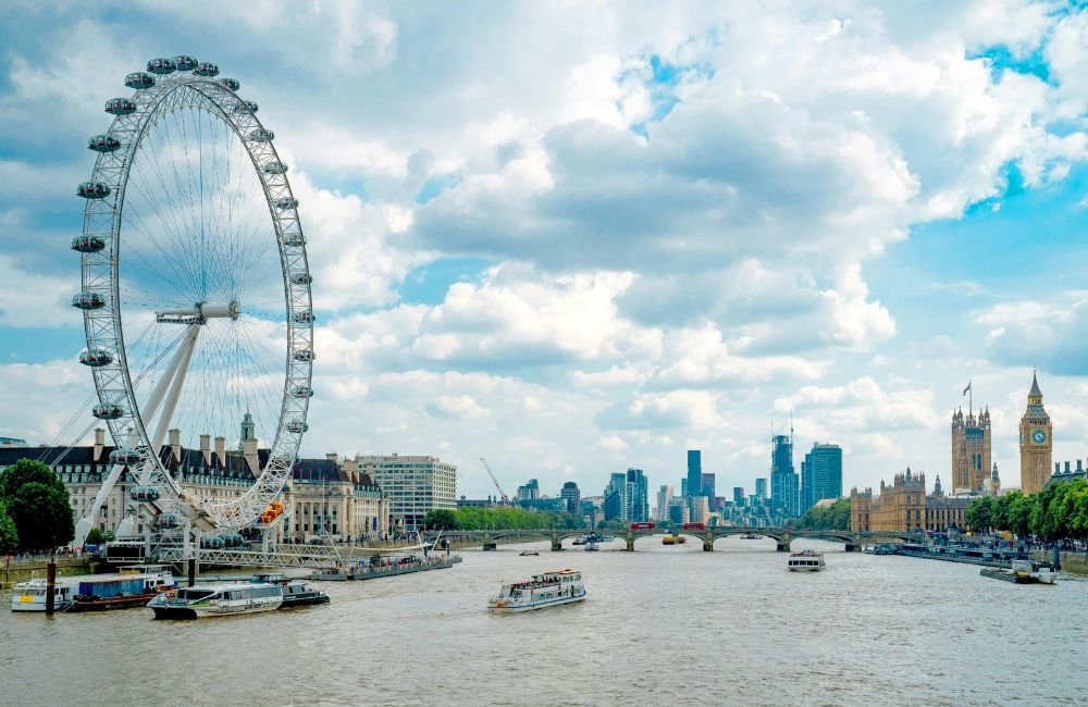 Sightseeing on the Water in London